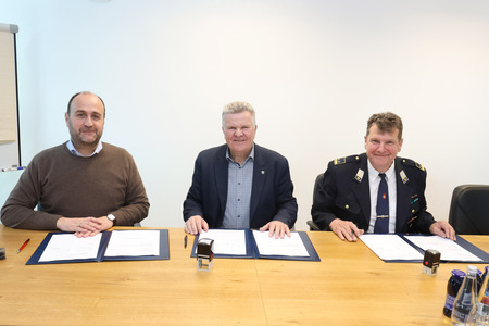 PODPIS POGODBE PGD CAJNARJE 06 FOTO LJUBO VUKELIČ